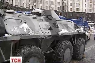 Унікальні кадри Кабміну під охороною силовиків: відбитки ніг на стінах та переповнені біотуалети