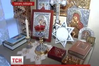 Роскошный дом Пшонки сверкает стразами и золотом, а в кабинете-"храме" лежат мощи святых