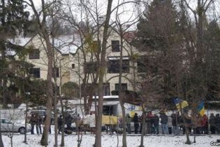Автомайдан пикетировал особняк Азарова в Австрии