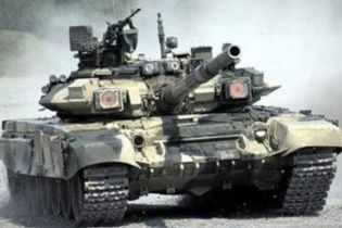 З військової частини в Перевальному вивозять танки після трьох тижнів опору окупантам