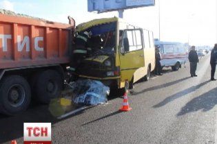 Во Львове маршрутка с людьми влетела в припаркованный грузовик