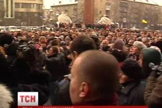 У Тернополі захопили будівлю ОДА: з міліції зривали погони, а "Беркут" тікав через другий вихід