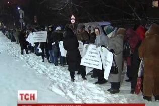 В Киеве несколько тысяч протестующих окружили посольство США