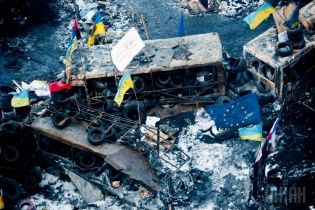 Активисты сооружают новую баррикаду на Владимирском спуске