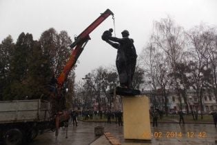 На Львовщине разобрали памятник советскому солдату