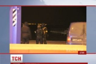 В Новоозерном крымчане живым щитом защищают морскую базу от россиян