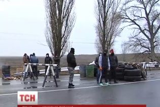 Дороги в Крим перекрили озброєні бойовики з російськими прапорами на рукавах