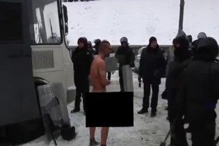 Силовики на Грушевського глузували, били і фотографували голого чоловіка на морозі (шокуюче відео)