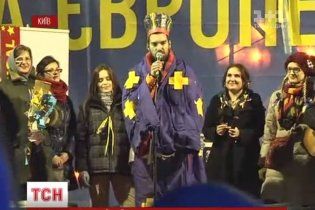 На Євромайдан завітав "революційний Миколай", а Руслана отримала подарунок від активістів