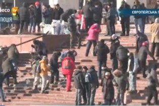 Возле Украинского дома активисты Евромайдана активно убирают и чистят территорию