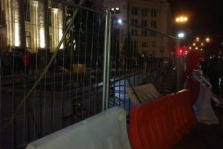 В Харькове "Оплот" штурмует обладминистрацию, где забаррикадировались майдановцы