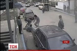 У Сімферополі озброєні нападники у військовій формі розгромили прес-центр