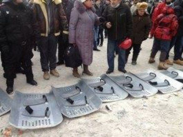 Силовики склали щити
