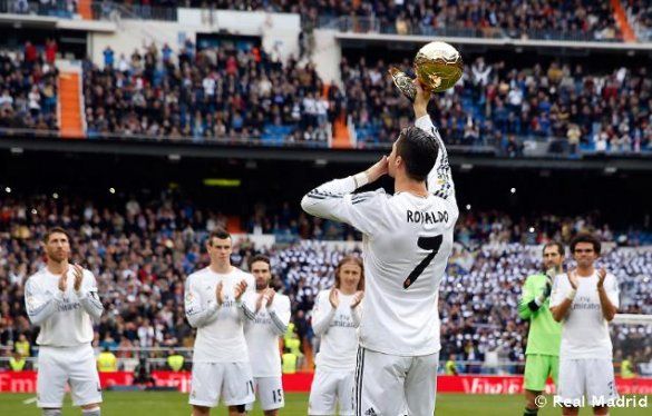   Cristiano Ronaldo brought the gold ball to Santiago Bernabeu_6 