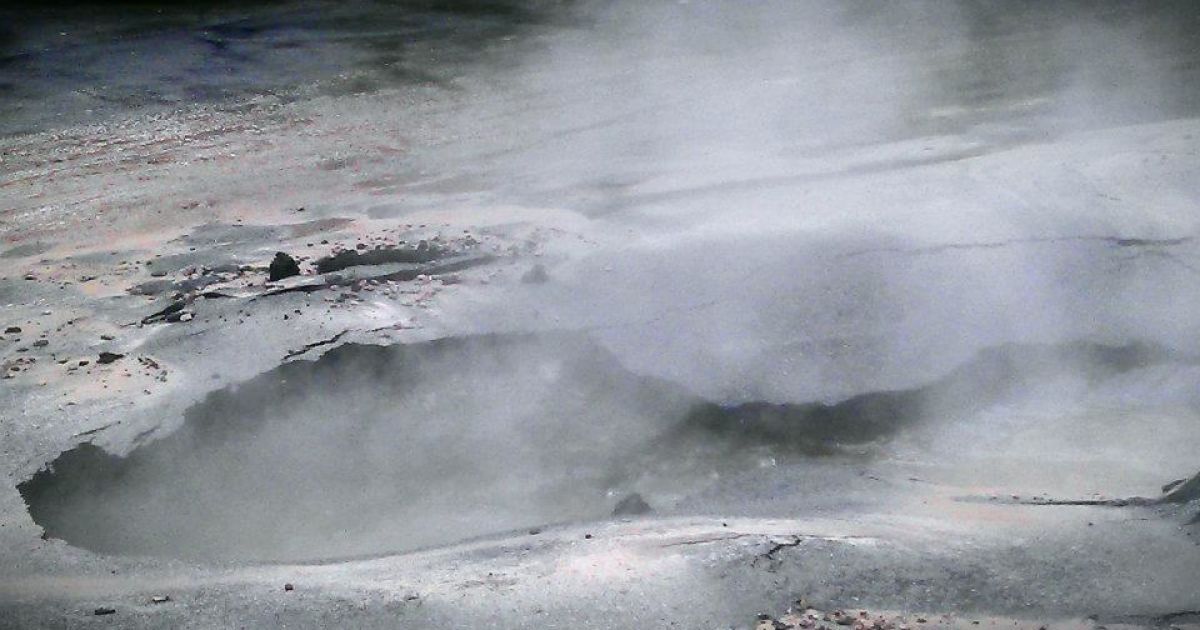 У центрі Києва з-під землі вирвався потік гарячої води @ Facebook/Тимофей Ефимов