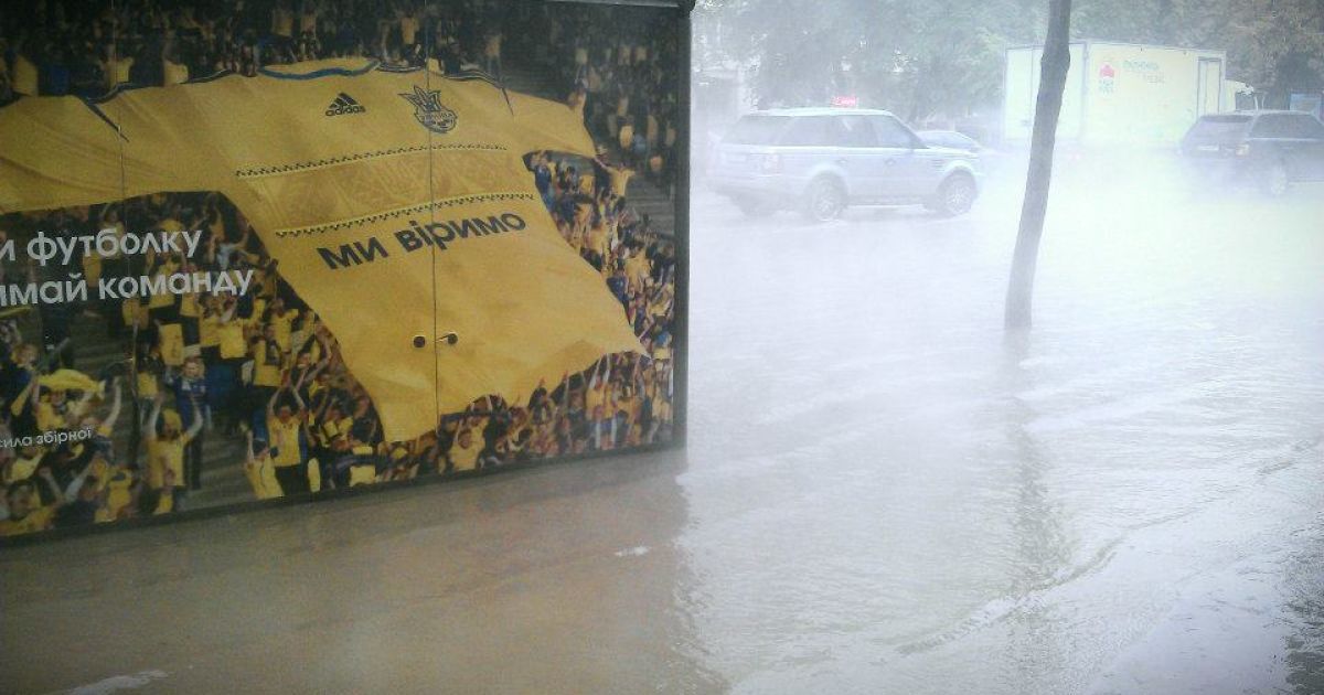 У центрі Києва з-під землі вирвався потік гарячої води @ Facebook/Тимофей Ефимов