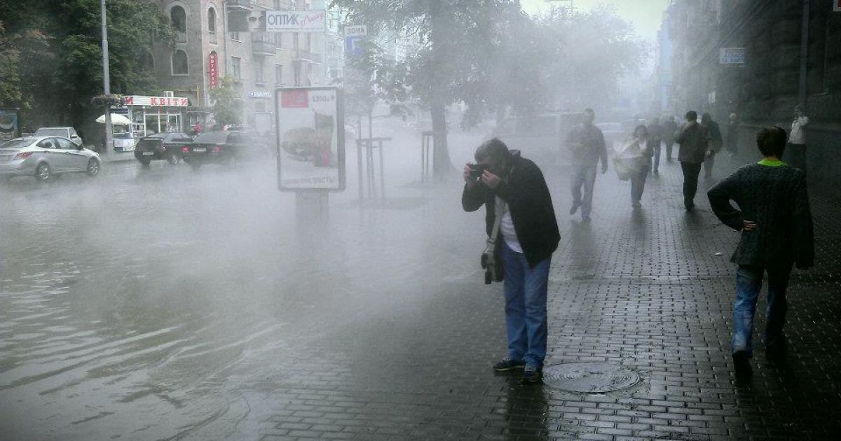 У центрі Києва з-під землі вирвався потік гарячої води @ Facebook/Тимофей Ефимов