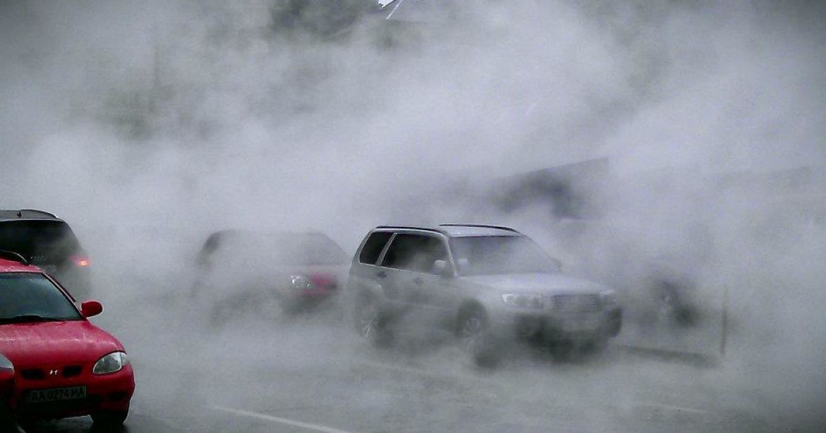 У центрі Києва з-під землі вирвався потік гарячої води @ Facebook/Тимофей Ефимов