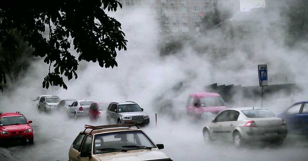 У центрі Києва з-під землі вирвався потік гарячої води @ Facebook/Тимофей Ефимов