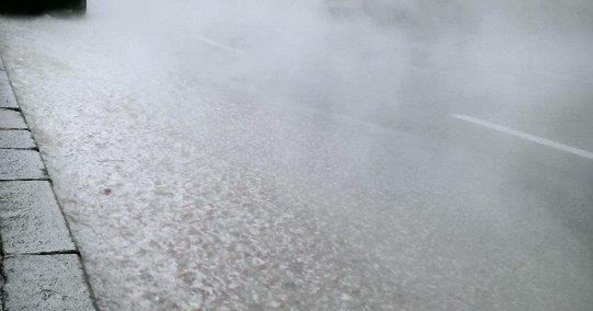 У центрі Києва з-під землі вирвався потік гарячої води @ Facebook/Тимофей Ефимов