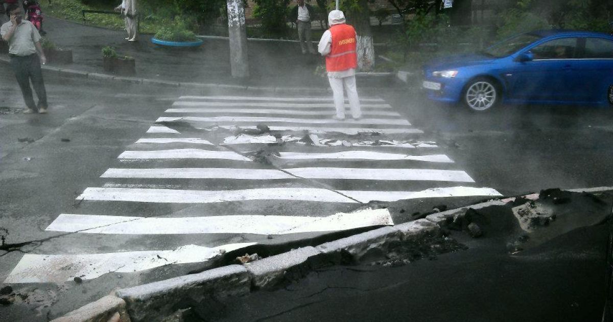 У центрі Києва з-під землі вирвався потік гарячої води @ Facebook/Тимофей Ефимов