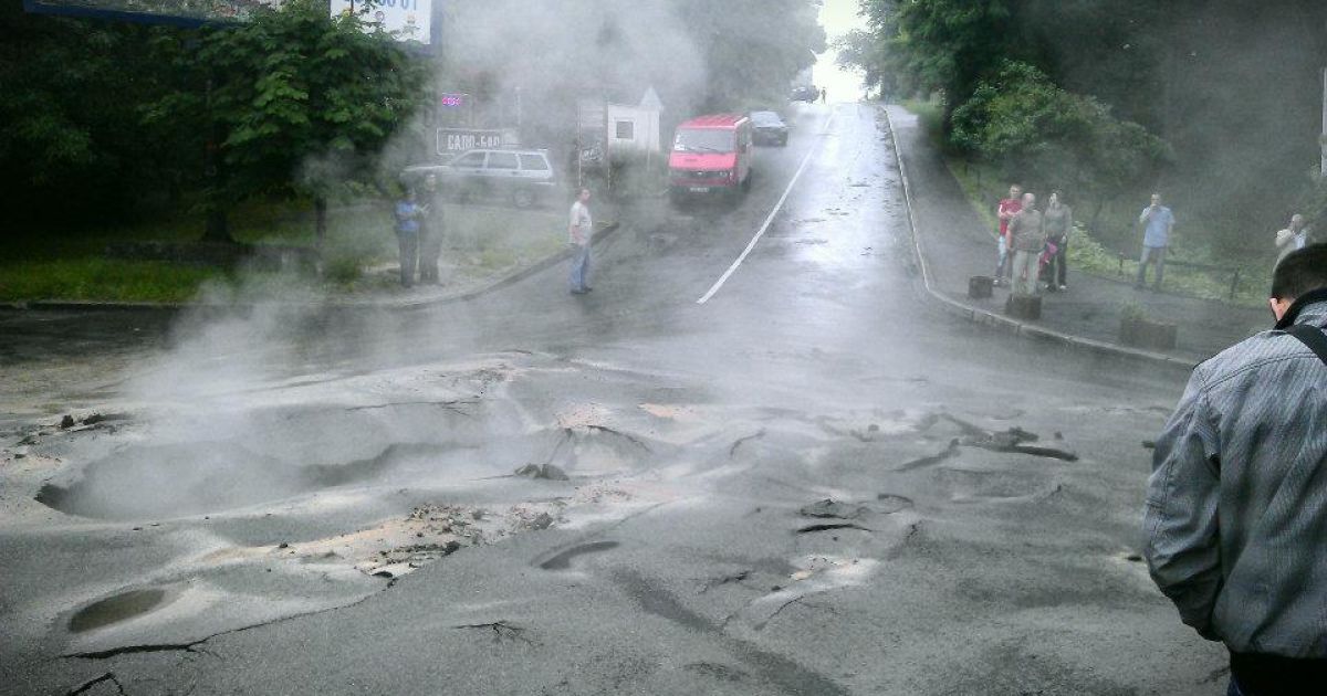 У центрі Києва з-під землі вирвався потік гарячої води @ Facebook/Тимофей Ефимов