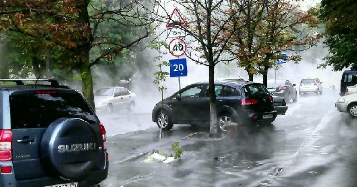 У центрі Києва з-під землі вирвався потік гарячої води @ Facebook/Тимофей Ефимов