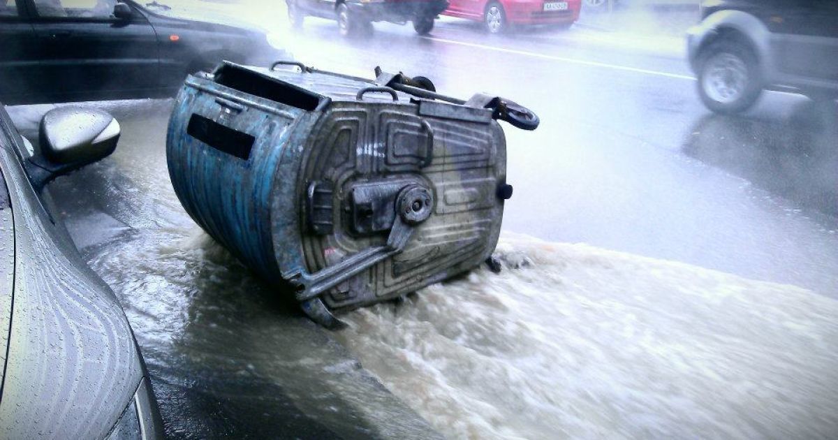 У центрі Києва з-під землі вирвався потік гарячої води @ Facebook/Тимофей Ефимов
