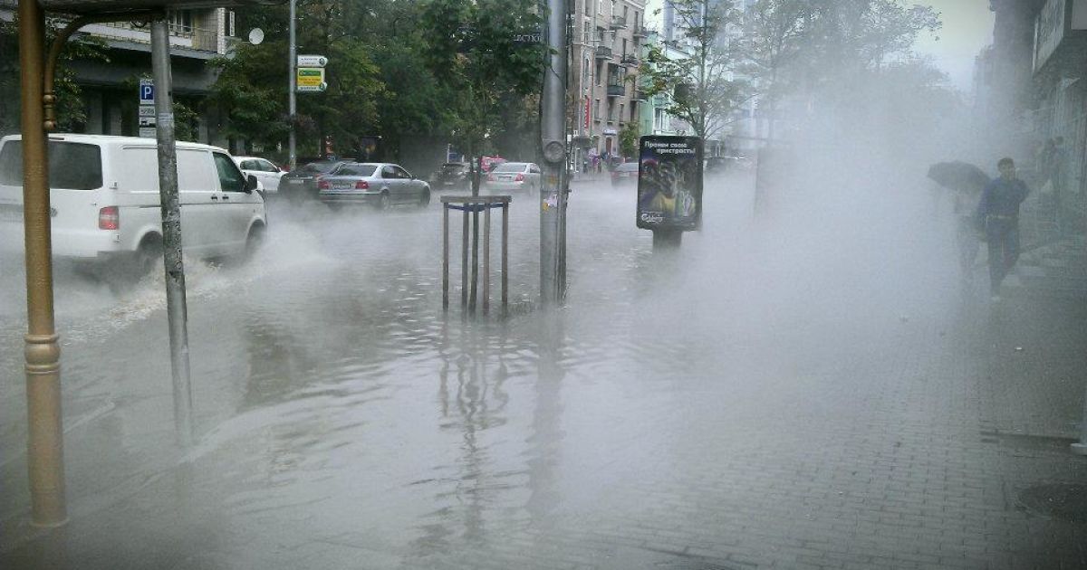 У центрі Києва з-під землі вирвався потік гарячої води @ Facebook/Тимофей Ефимов