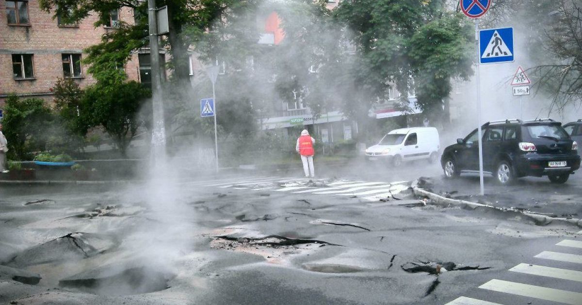 У центрі Києва з-під землі вирвався потік гарячої води @ Facebook/Тимофей Ефимов