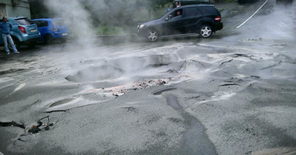 У центрі Києва з-під землі вирвався потік гарячої води @ Facebook/Тимофей Ефимов