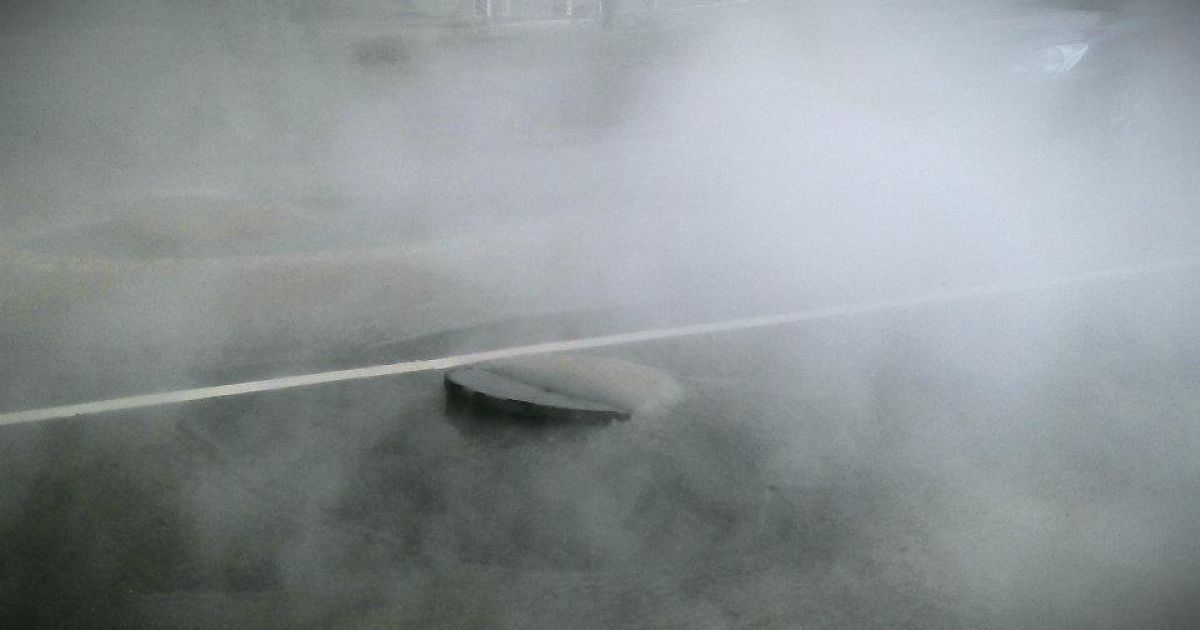 У центрі Києва з-під землі вирвався потік гарячої води @ Facebook/Тимофей Ефимов