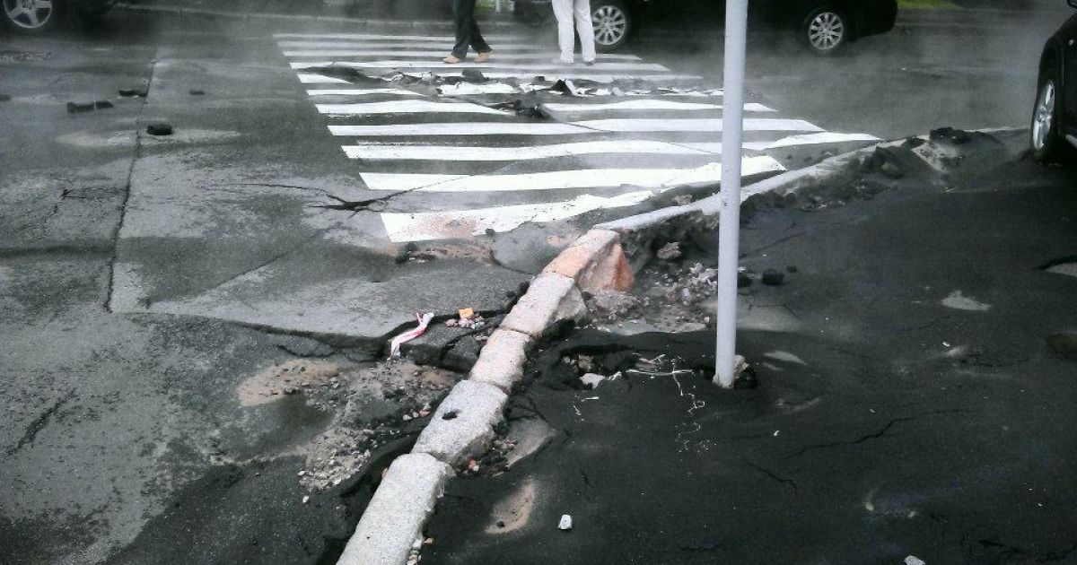 У центрі Києва з-під землі вирвався потік гарячої води @ Facebook/Тимофей Ефимов