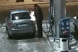 "Водій-ідіот" спробував підсвітити бензобак запальничкою (відео)