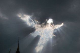 Мандрівник сфотографував "янгола" над храмом у Таїланді (фото)