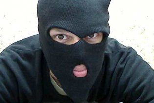 В Сумах пьяный горе-"ниндзя" гулял по городу, пугая горожан катаной и пистолетом