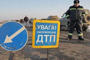 Страшное ДТП в Киеве: джип врезался в маршрутку на остановке