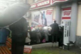 Пенсионеры мокли под дождем в очереди за куличами от коммуниста (видео)