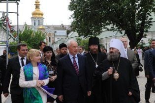 Скандальний настоятель Лаври відзначив Азарова церковною нагородою