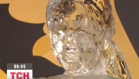 В музее восковых фигур в Лондоне установили ледяную скульптуру