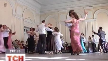 uchit-devushku-video-tantsi-v-prozrachnih-odezhdah-mamok-gruppovom
