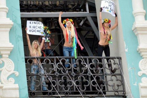 FEMEN захопили дзвіницю Софії Київської_2