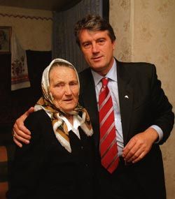 Ющенко зі своєю мамою