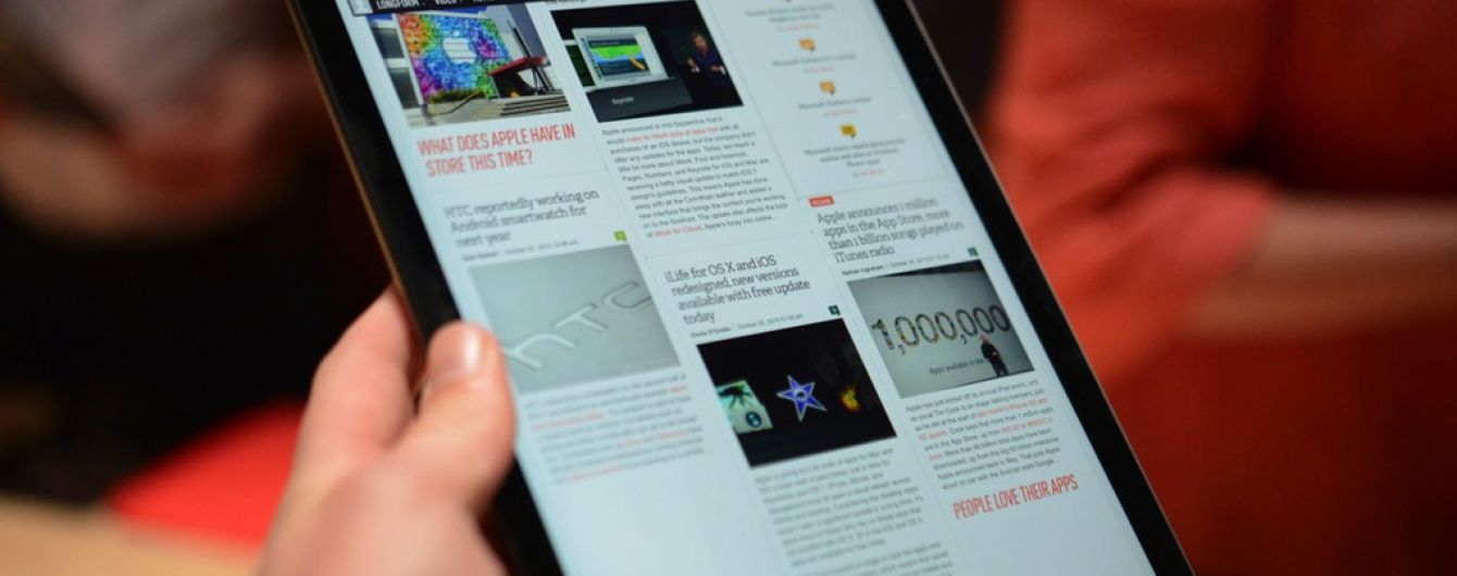 Ответ санкциям США: российский депутат растоптал свой iPad и опубликовали видео в Facebook