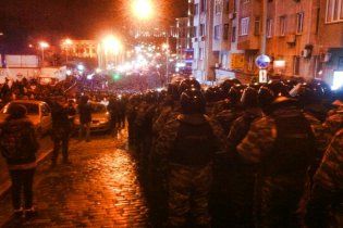 "Беркут" штурмує Євромайдан зі сльозогінним газом: серед мітингувальників почалася паніка