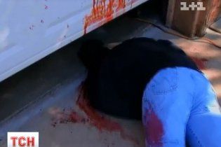 В США семья разбросала по двору муляжи раздавленных трупов и нарвалась на полицию