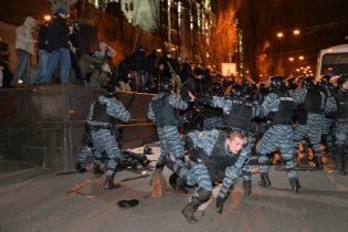 Появилось видео драки молодчиков с "Беркутом" под памятником Ленину
