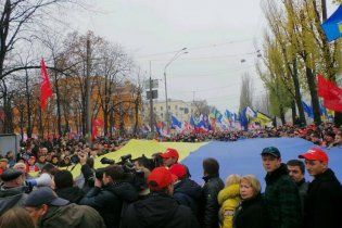 У Києві активісти зносять міліцейські кордони та руйнують намети опонентів