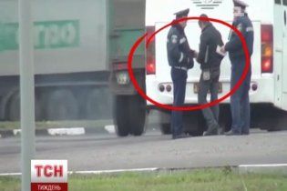 Даішників, які збирали з водіїв хабарі, зняла прихована камера