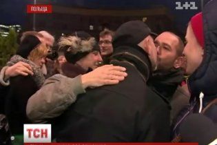 Поляки выступили против гомофобии, целуя друг друга на площади